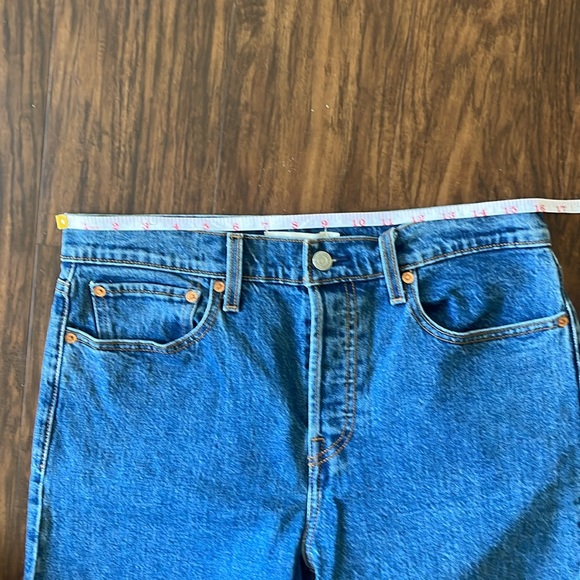 Levi’s Wedgie Fit Ruffle Hem Cropped Jeans - Picture 12 of 12